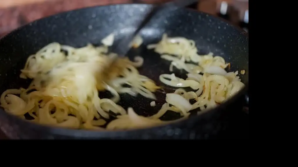 MasterChef: przepis na francuską zupę cebulową od Michela Morana