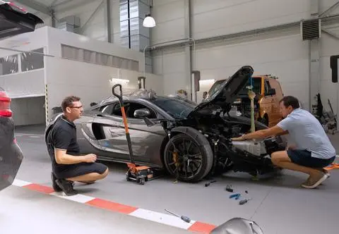 Jeździć, obserwować. McLaren po stłuczce, pasek w Audi i spaliny w BMW 