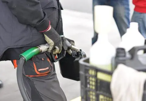 3 000 zł mandatu za tankowanie „na zapas” – kierowcy muszą przestrzegać limitów