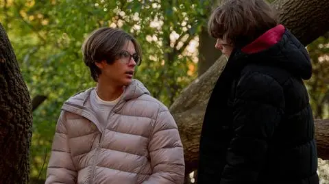 "Na Wspólnej" w odc. 3951-3954. Syn Cieślików zapłaci za połamanie ręki dziecku?