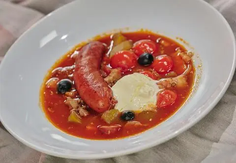Przepis na soliankę z 1. odcinka 2. sezonu "Magda gotuje Internet". 