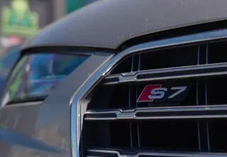 Jeździć, obserwować. Night vision w Audi, karbon w Astonie Martinie, DPF w BMW i bateria w Kii 