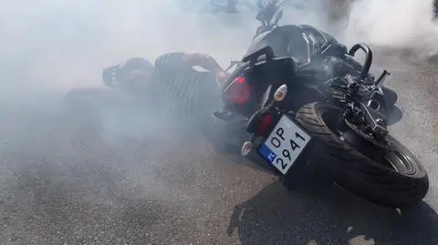 Ranny motocyklista i próbujący udzielić mu pomocy kierowcy. Akcja na drodze krajowej 94 