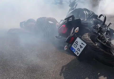 Ranny motocyklista i próbujący udzielić mu pomocy kierowcy. Akcja na drodze krajowej 94 