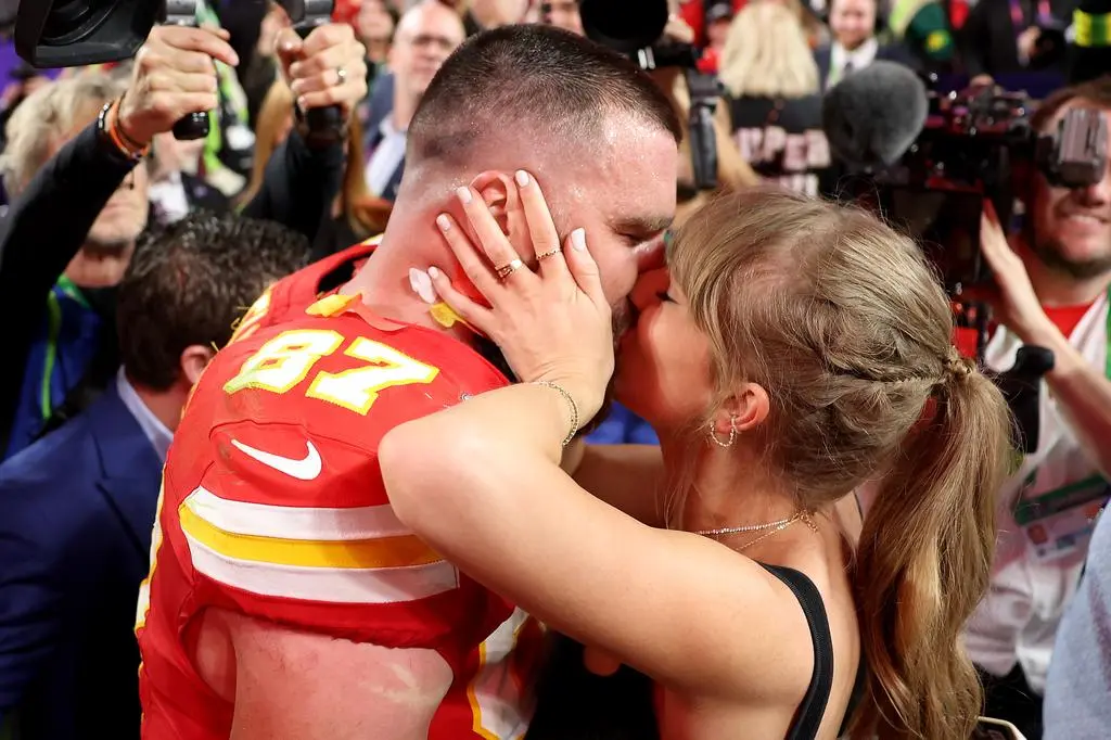Taylor Swift i Travis Kelce całują się na Super Bowl, luty 2024.