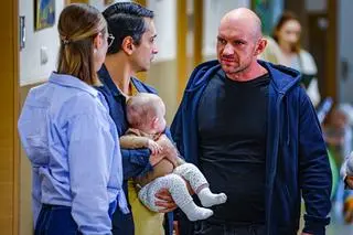 "Szpital św. Anny", odc. 75. Nieznajomy mężczyzna podaje się za ojca Kalinki!