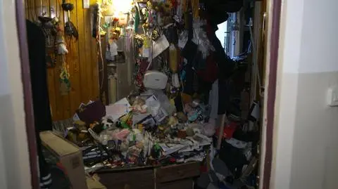 Od lat gromadzi w mieszkaniu rzeczy ze śmietników, sam żyje w samochodzie