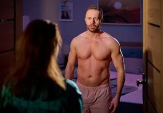 "Na Wspólnej" w odc. 3950. Zawał serca, wypadek dziecka i ucieczka z Polski?