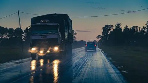 Zmiany w przepisach drogowych. Ciężarówki będą mogły wyprzedzać nocą?
