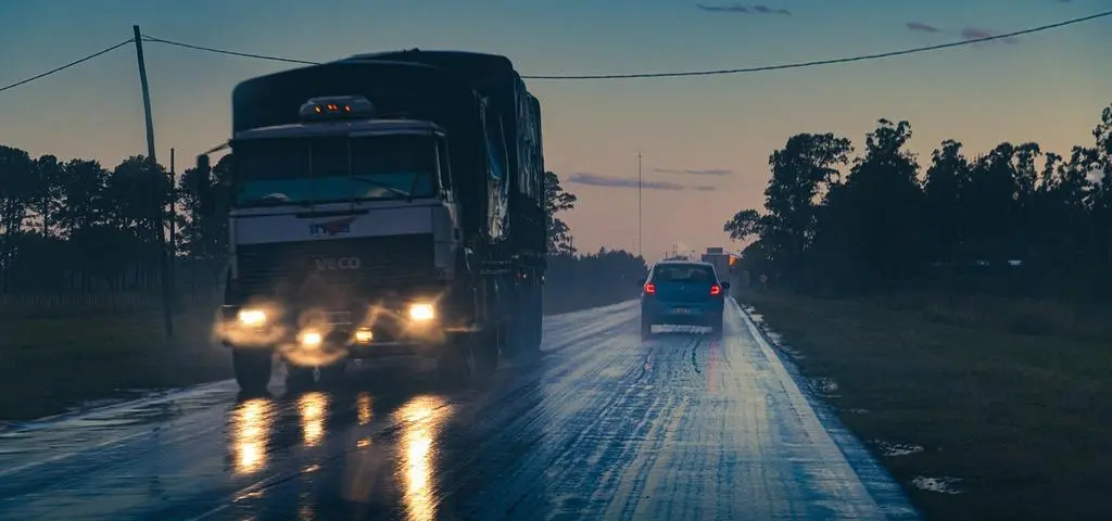 Zmiany w przepisach drogowych. Ciężarówki będą mogły wyprzedzać nocą?