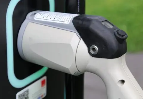 Kradną kable z ładowarek aut elektrycznych, a straty rosną lawinowo