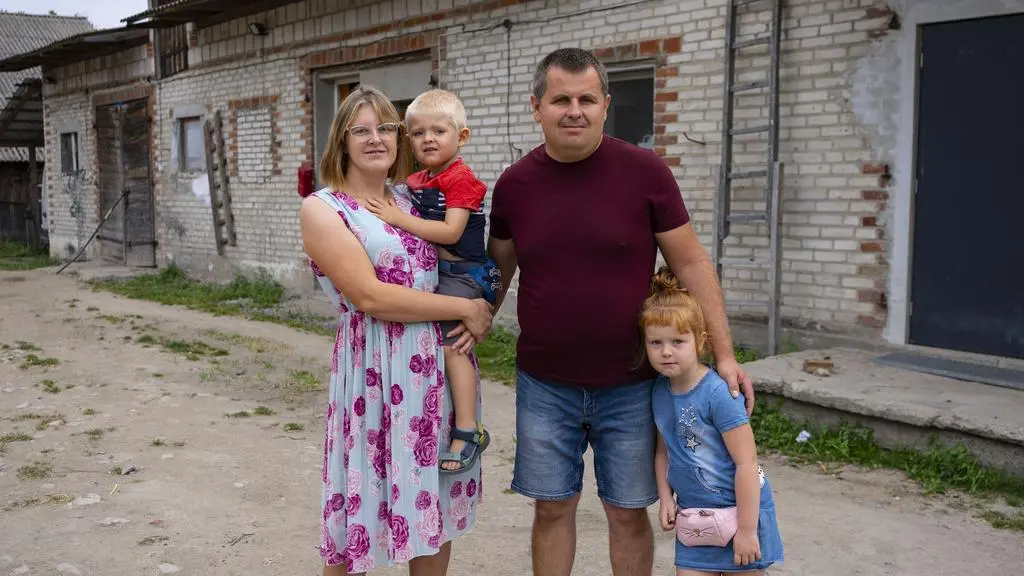 "Życie na kredycie". Karolina i Krzysiek z dziećmi