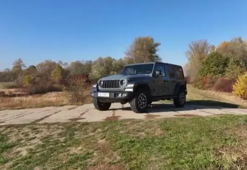 Czasy się zmieniają, a Jeep Wrangler wciąż jest prawie taki sam