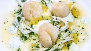  
Małże Świętego Jakuba z jogurtem miętowym i sałatką z kopru włoskiego i pomarańczy