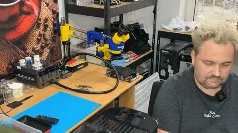 Piotr ze "ŚOPW" już tak nie wygląda! Pochwalił się nową fryzurą. Wow! Co za kolor! 