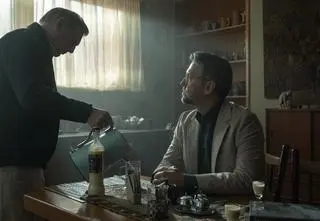 "Porządny człowiek". Paweł może dostać awans. Czy ojciec będzie go wspierał? 