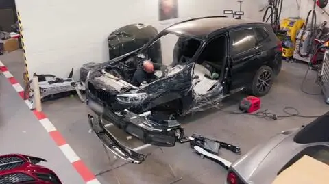 BMW X3 zostało zmiażdżone przez drzewo. 