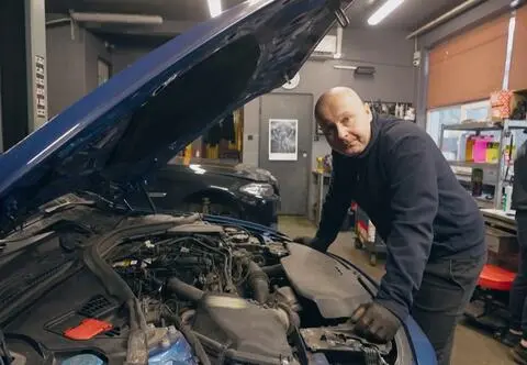 Jeździć, obserwować. Wskrzeszanie Porsche, wyciek w BMW i zagadka Mercedesa