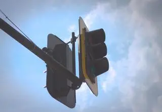 Koniec obowiązkowego zatrzymania na zielonej strzałce? Ważna rewolucja dla kierowców dopiero w 2028 roku