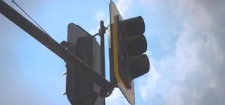 Koniec obowiązkowego zatrzymania na zielonej strzałce? Ważna rewolucja dla kierowców dopiero w 2028 roku