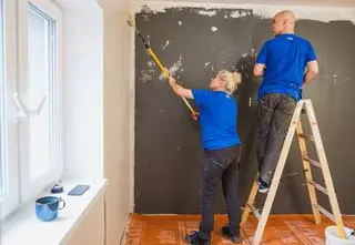 "Zróbmy sobie dom". Niebiescy szykują pokój dla seniorki. Jak mama Wojtka zareaguje na ich propozycję? [PRZED EMISJĄ W TV]