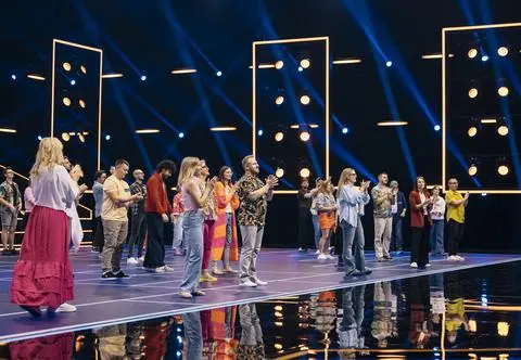 "The Floor": Uczestnik pomylił zorzę polarną z... tęczą! Co zrobił dalej?