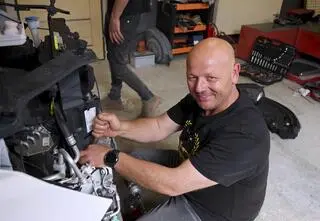 Duda kontra Szafrański. Bus na Multivanie i DeLorean 