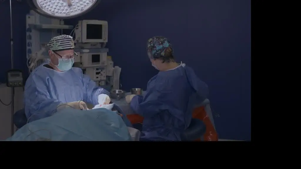 251023_ANATOMIA_PIEKNA_S02E10_Sub_03