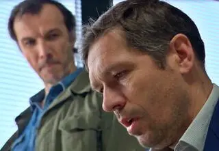 "Na Wspólnej" odc. 3993. Alana jest mordercą? To, co usłyszał od policji, zszokowało go!