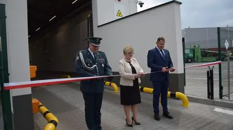Szef Krajowej Administracji Skarbowej Marcin Łoboda wraz z kierownictwem podkarpackiej KAS na uroczystości otwarcia nowego urządzenia RTG w podkarpackiej KAS