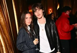 Partnerka Cruza Beckhama jest od niego 10 lat starsza. Jackie Apostel odpowiedziała hejterom