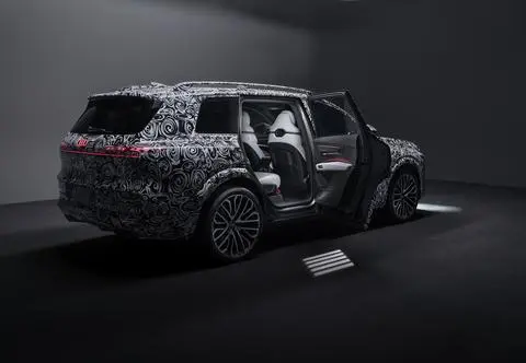 Audi Q9. Pokazano wnętrze nowego SUV-a, który zastąpi A8