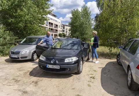 Wojny samochodowe. Auto za 12 tysięcy: Renault czy Toyota?