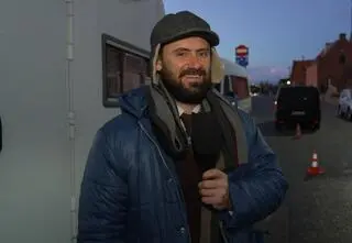 Bartłomiej Kotschedoff oprowadza po planie "Schedy". Jak wyglądają aktorskie kampery?