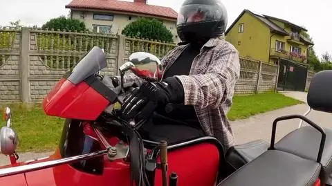 Pan Janusz Okuń mimo paraliżu nóg, cieszy się jazdą na motocyklu.