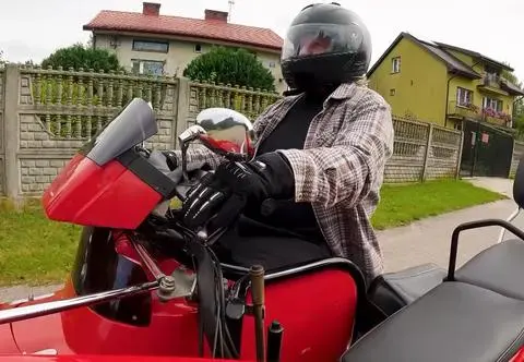 Niepełnosprawność nie zatrzymała pasji. Pan Janusz mimo paraliżu nóg wciąż jeździ motocyklem
