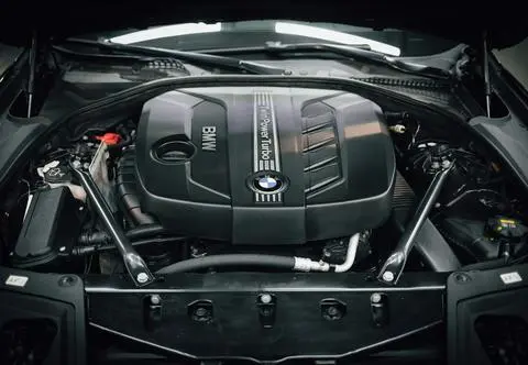 Mercedes i BMW z jednym sercem? Czterocylindrowe jednostki Bawarczyków mogą trafić do Mercedesów już od 2027 r.