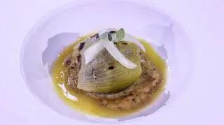 Faszerowana cebula z mięsem wołowym, ryżem i cebulą na kremie cebulowym z whisky, z sosem i piklami z cebuli