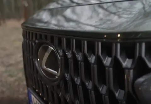Lexus NX: wygląda bojowo i może jeździć na samym prądzie