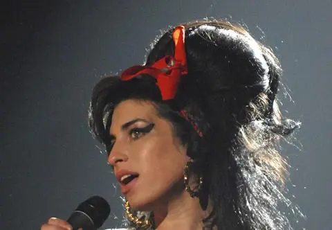 Ze szczytu na samo dno. Jak miłość przesądziła o upadku Amy Winehouse 