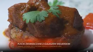 Gulasz wieprzowy z pieczoną papryką i plackami ziemniaczanymi