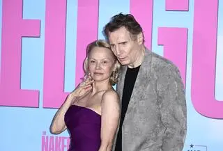 Pamela Anderson i Liam Neeson