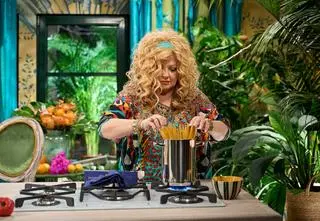 Makaron w wędzonym sosie śmietanowym z pesto — przepis od Magdy Gessler wprost z show "Magda gotuje Internet"