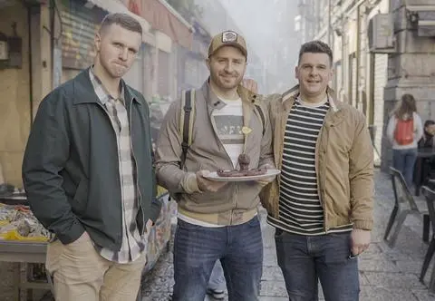 "Boys, boys, boys": Stambuł jest stolicą przeszczepu włosów. Ile kosztuje zabieg? [TEGO NIE BĘDZIE W TV]