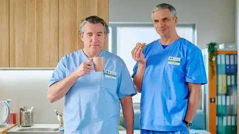 Michał Sitarski jako doktor Greg Kalski w "Na Wspólnej"
