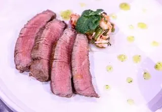 Ida Rojewska: Stek smażony na maśle homarowym z wasabi, ceviche z przegrzebka, sałatka z homarem i groszkiem cukrowym, z sosem ananasowo-kolendrowym