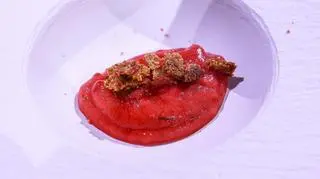 Mus z truskawek, malin i porzeczki z agar-agar z esencją z wiśni z wanilią, kruszonką migdałową i flambirowanymi wiśniami