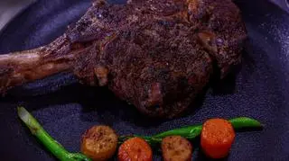 Stek tomahawk z warzywami korzennymi i sosem z zielonym pieprzem