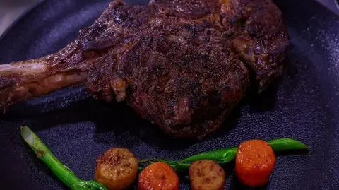 Magda Rozenfeld: Stek tomahawk z warzywami korzennymi i sosem z zielonym pieprzem
