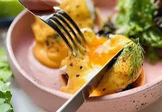 Jajko poche i sos holenderski według Doroty Szelągowskiej i Rozkosznego. Wypróbuj przepis na proste i efektowne śniadanie  